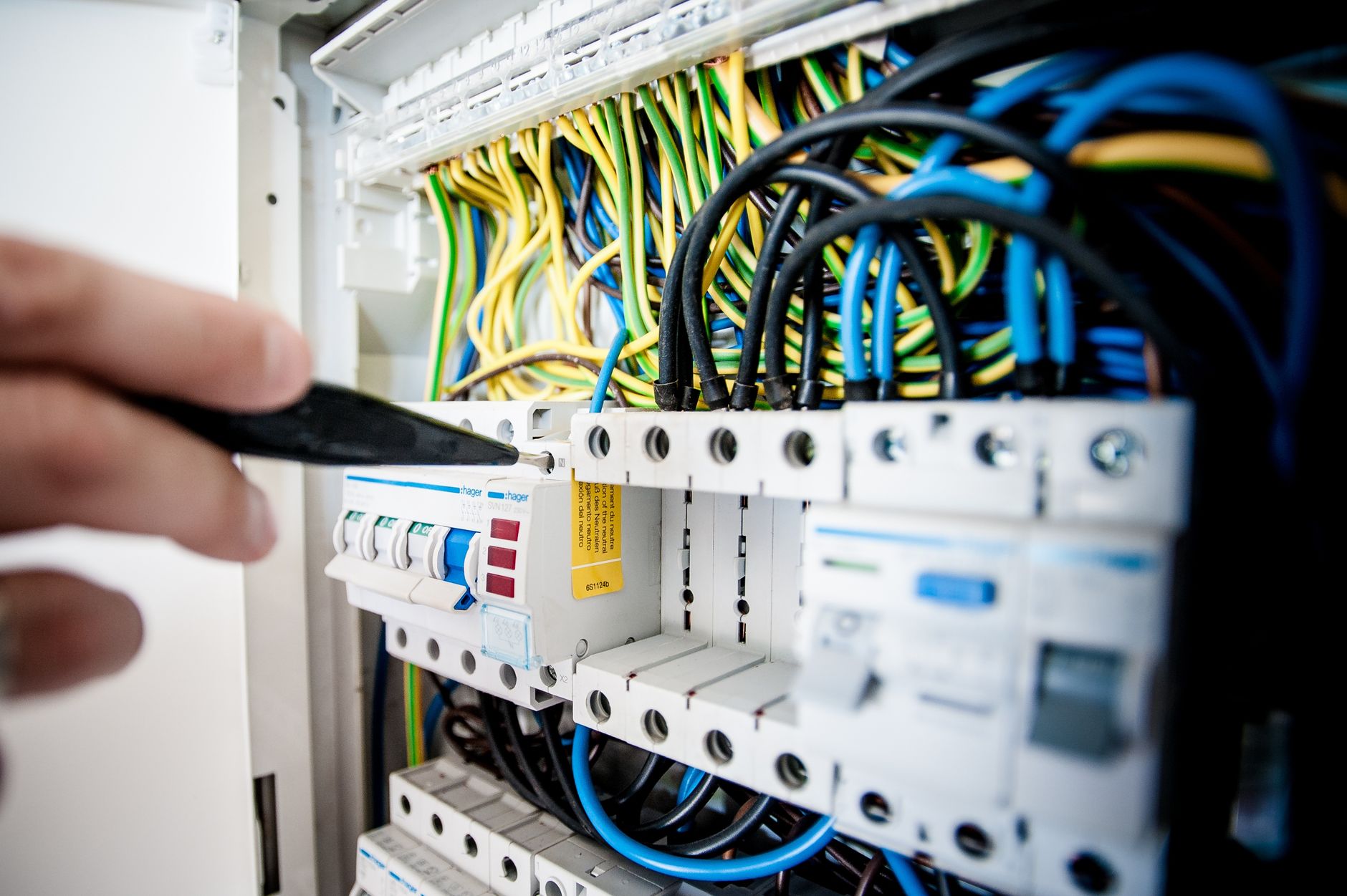 Tableau électrique modulaire ouvert, disjoncteurs et câblage