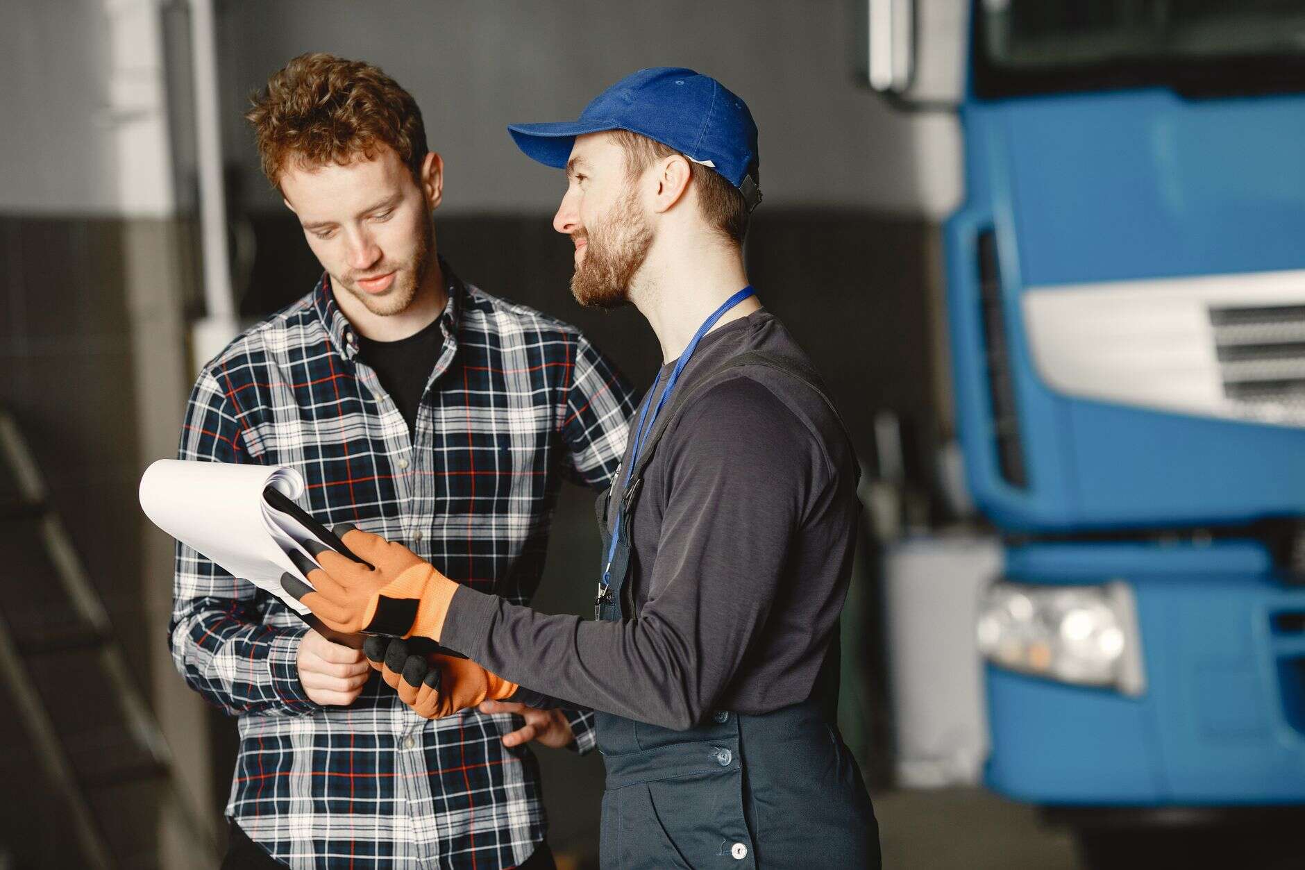 Mécanicien du Garage Meunier expliquant le devis à un client dans l'atelier de Créteil